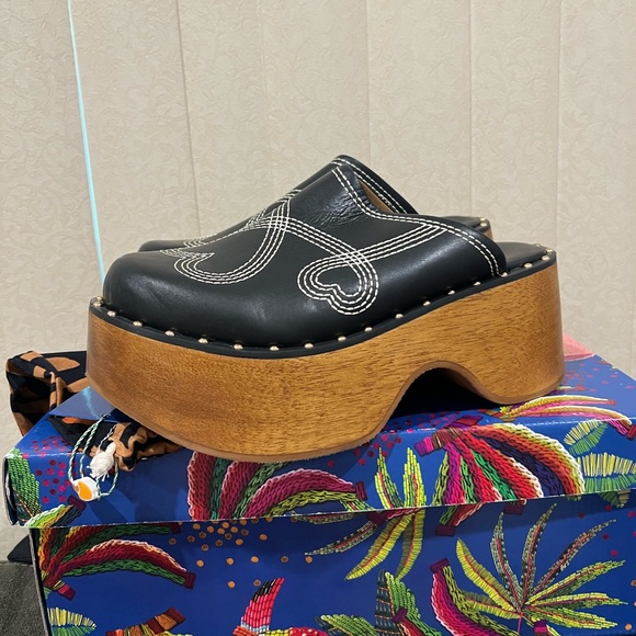 NEW FARM Rio Black Heart Clog Studded Platform Heels - Picture 6 of 12